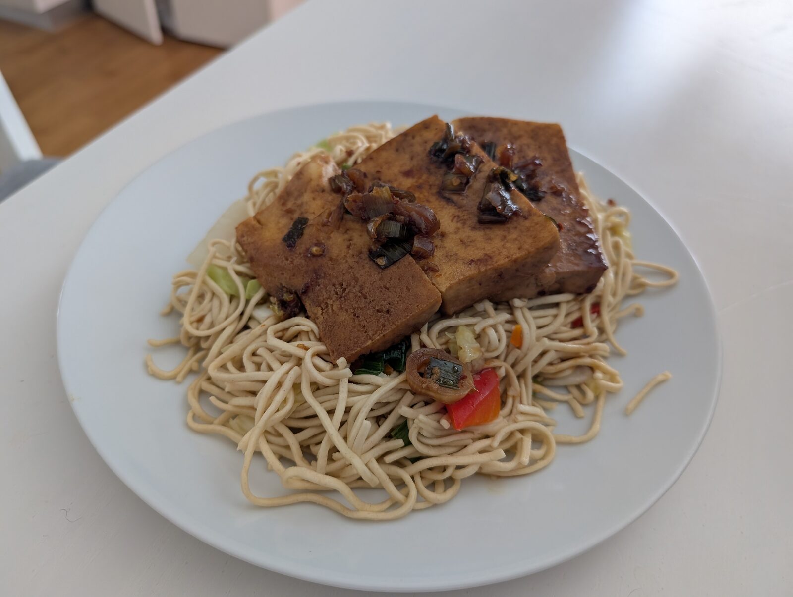 Mie-Nudeln mit Dubu Jorim