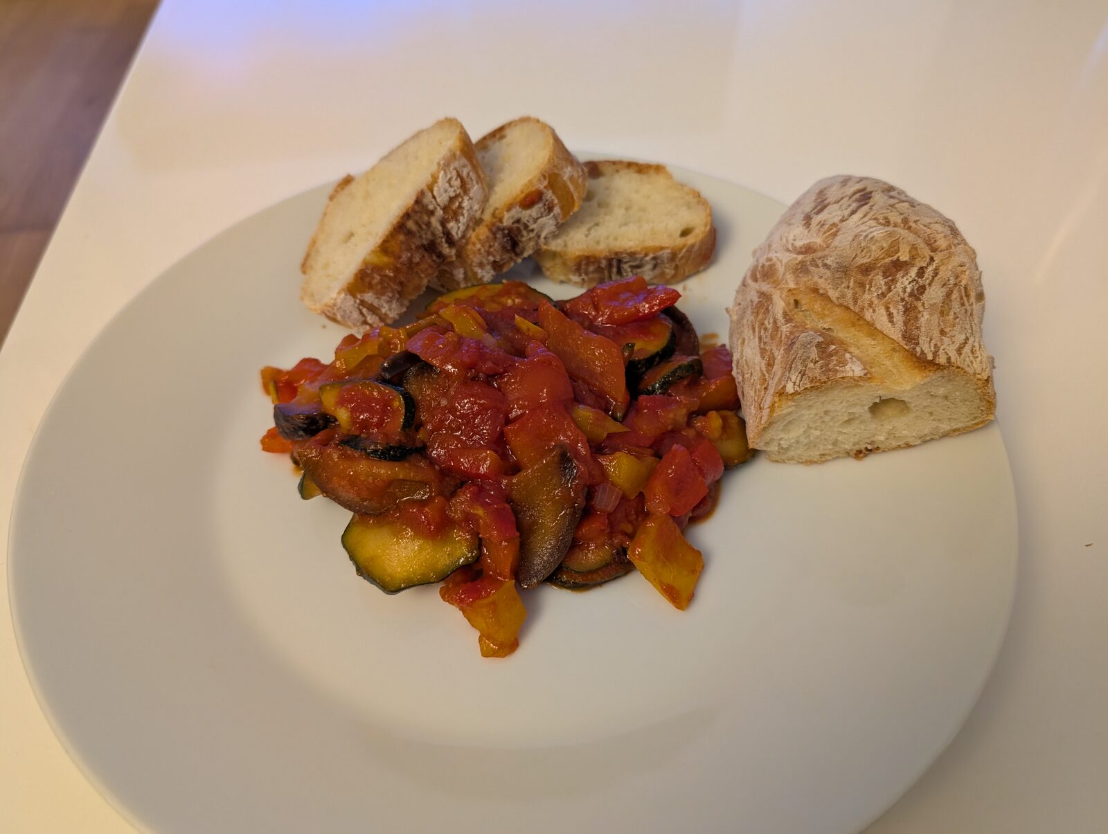 Ratatouille mit Wurzelbrot