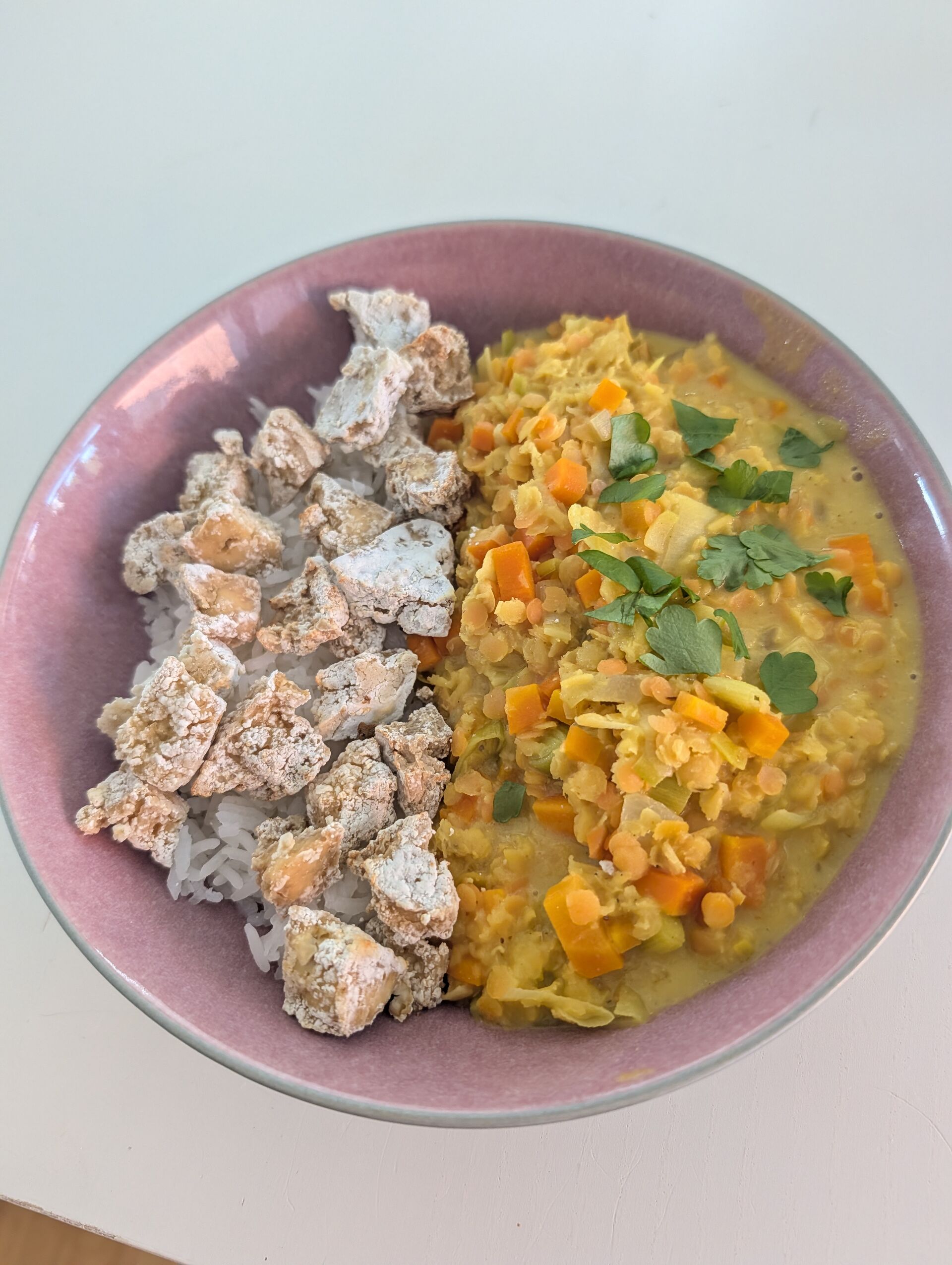 Rotes Linsen-Kokos-Curry mit Tofu
